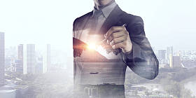 他的业务成长和进步。混合媒体