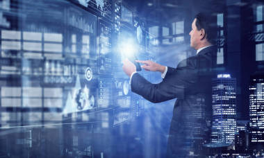 高級商人使用平板電腦?；旌厦襟w