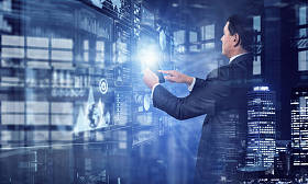 高级商人使用平板电脑。混合媒体