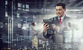 高级商人使用平板电脑。混合媒体