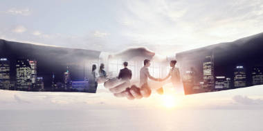 握手的伙伴。混合媒体