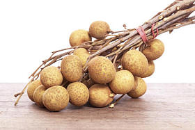 在木制的背景下，泰国的热带水果新鲜龙