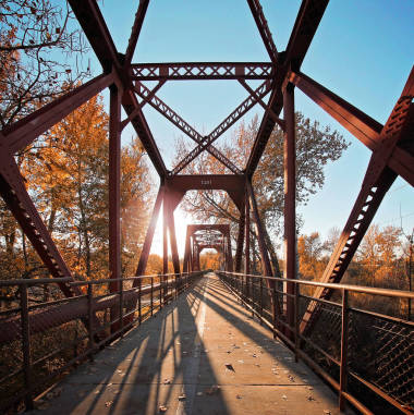老的古董火车栈桥图片