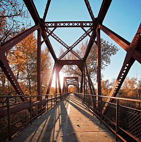 老的古董火车栈桥图片