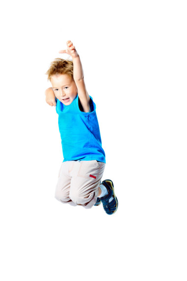 跳跃的男孩照片