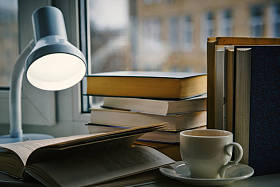 一杯茶，在灯下本打开的书 