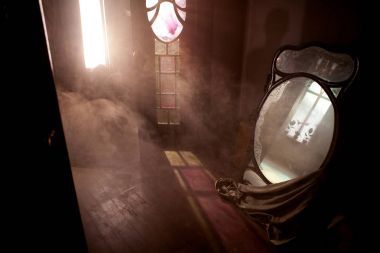 门和窗户在废弃的屋子里，用大镜子