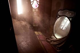 门和窗户在废弃的屋子里，用大镜子