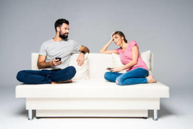 使用智能手機(jī)的夫婦圖片