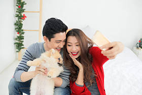 圣诞节亚洲 Couple.Happy 微笑的家人在家里庆祝