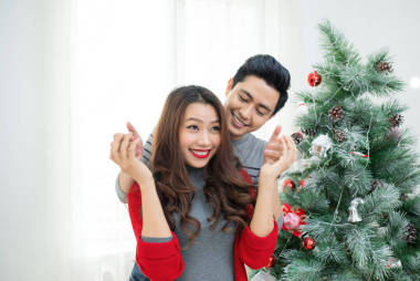 圣诞节亚洲 Couple.Happy 微笑的家人在家里庆祝