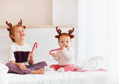 快樂兄弟享受美味禮物在圣誕節(jié)的早晨