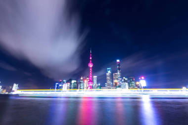 办公大楼附近河边晚上塔图片