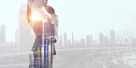 曝光的女商人和现代化的城市。混合媒体