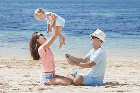 一起在海滩上玩的快乐小家