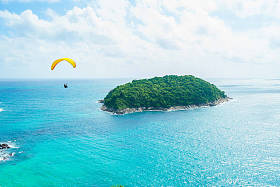 跳伞运动员在水面上飞