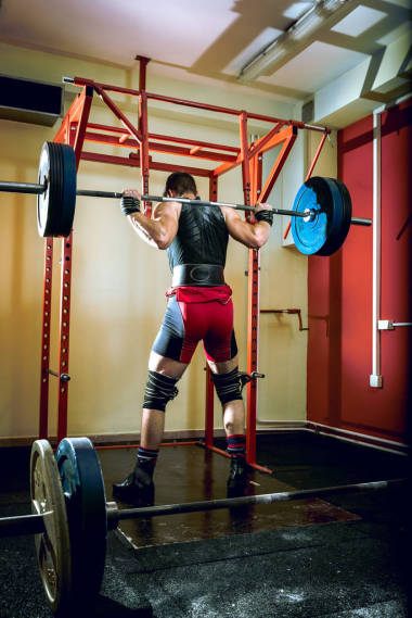 十几岁的人，做着蹲室内.图片