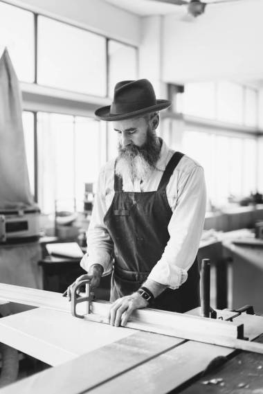 在车间里工作的工匠图片