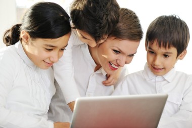 母親與孩子在家中使用的筆記本電腦