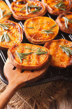 烤架上烤的紅薯潘宏。垂直圖片