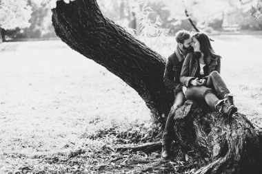 對(duì)年輕夫婦在秋天的公園