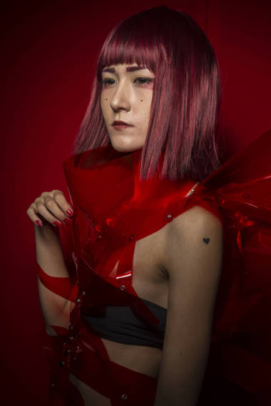 红色塑料服装的东方女孩