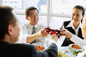 高管与酒敬酒
