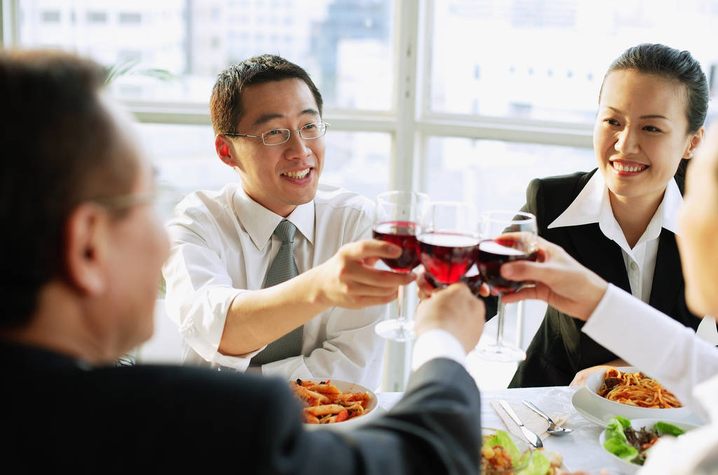 高管与酒敬酒