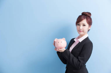 女人带粉红色的存钱罐图片