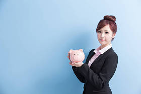 女人带粉红色的存钱罐图片