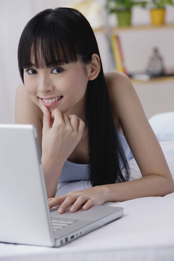 笔记本电脑的年轻女人 笔记本电脑的年轻女人