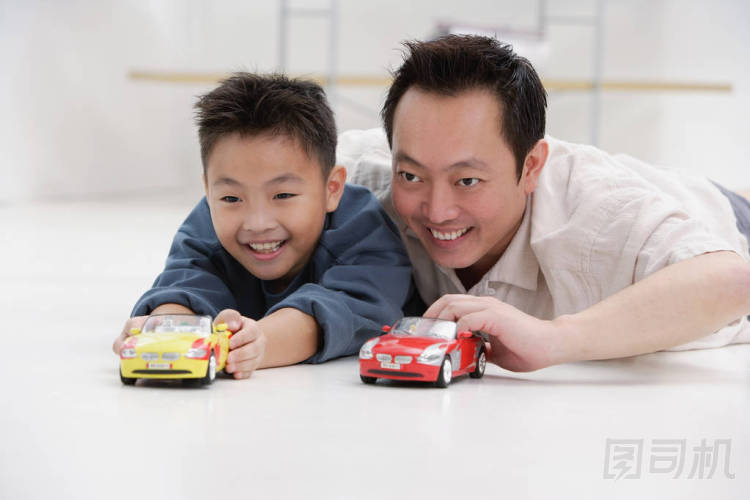 父親和兒子在家里照片