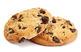 巧克力碎曲奇饼上白色隔离图片