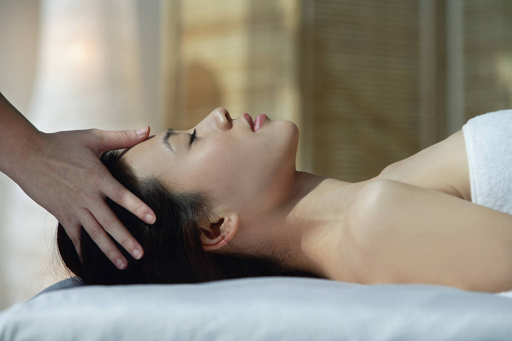 在按摩床上的女人图片
