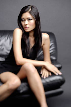 黑色的椅子上的女人