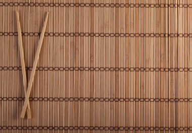 寿司背景上的两根筷子图片