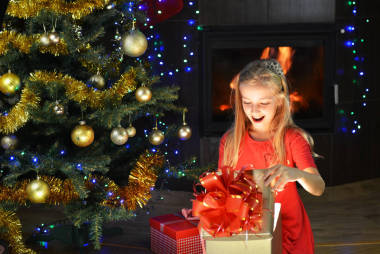 可愛的小女孩穿著紅色 