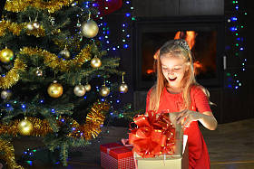 可爱的小女孩穿着红色 