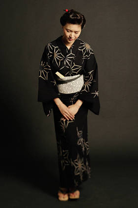 日本服装的女人