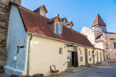 歷史塔林在夏季的一天圖片