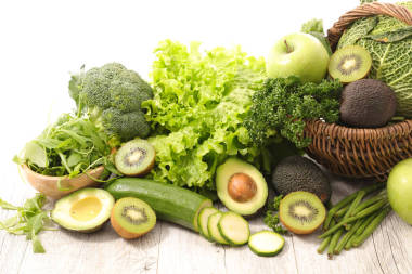 各式各樣的綠色蔬菜和水果圖片