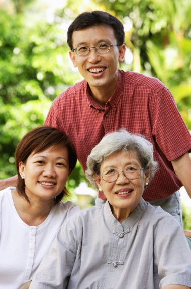 高級成人與兩個成年子女圖片