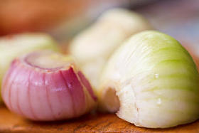 洋葱在木板上照片