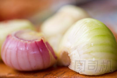 洋蔥在木板上照片