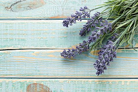 复古木背景上的花照片