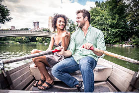 Par Na Lodi on the boat, lovers