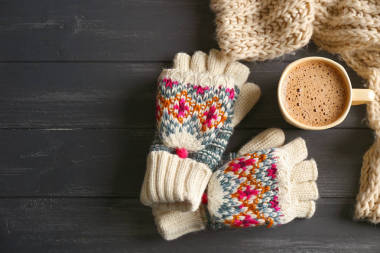 針織物和杯咖啡