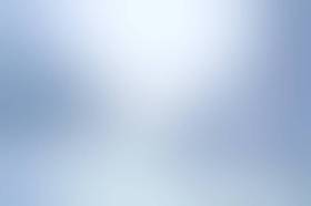 淡蓝色的银喜庆纹理。抽象的圣诞背景。眩光光辉节日纹理