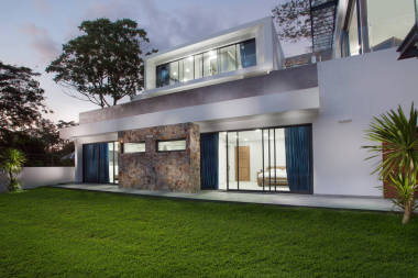 在黄昏的好现代别墅的视图图片