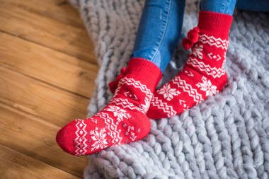 女性穿著襪子的腳照片